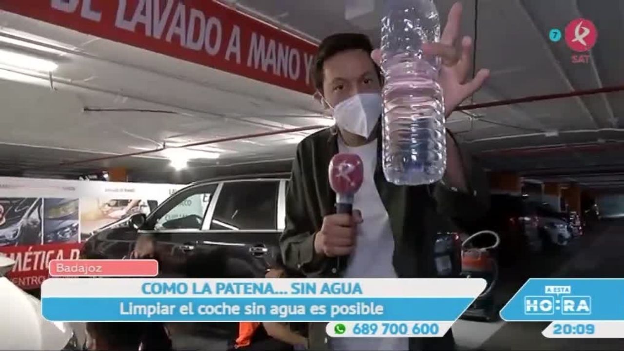 Lavar el coche solo con un litro de agua, en Extremadura es posible