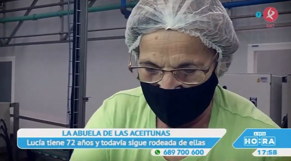 Lucía, la abuela que hace que esta fábrica de aceitunas de La Granja funcione perfectamente