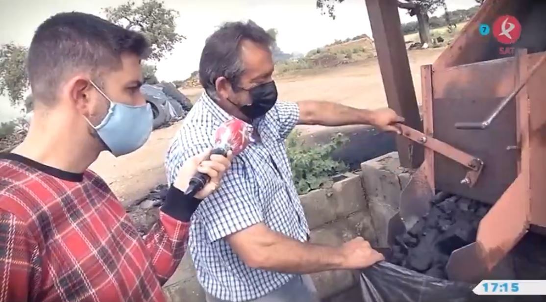 Pasamos la tarde haciendo carbón vegetal en los hornos de Oliva de la Frontera