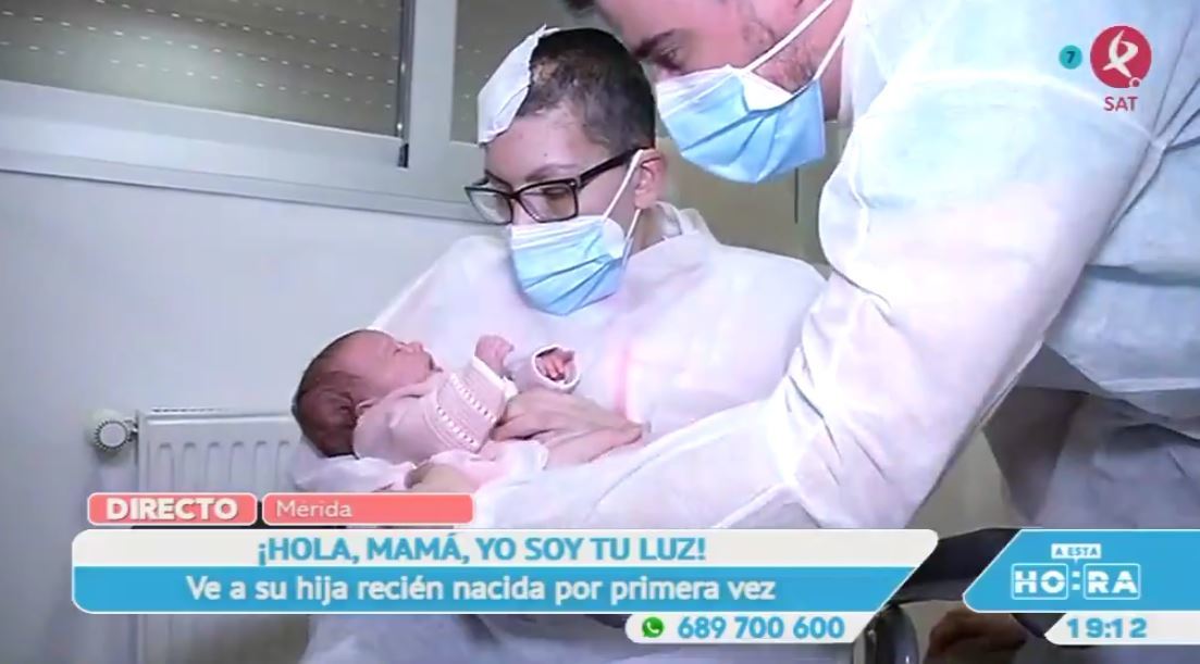 Una historia que nos ha emocionado: una madre que por fin conoce a su hija dos meses después de nacer