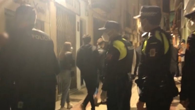 Una noche con la Policía Local de Plasencia: multas por no llevar mascarilla y beber en la calle