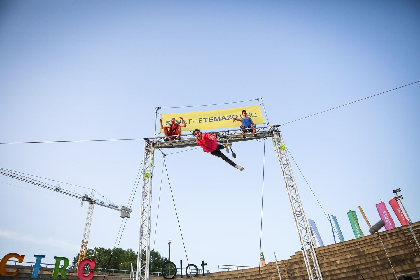 El salto mortal más peligroso del mundo... a diez metros de altura: Nosolocirco