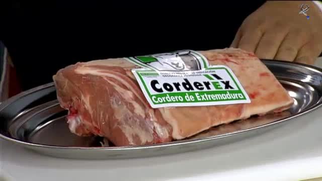 Costillar de cordero relleno de ciruelas y salsa de maíz