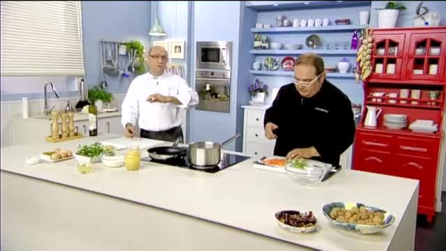 Pastel de verduras y alcachofas en salsa verde