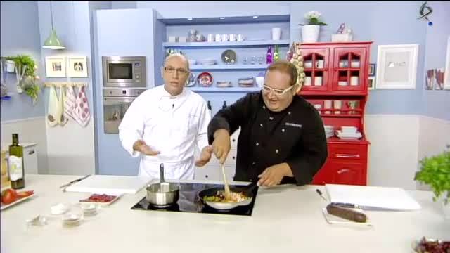 Pimientos rellenos de morcilla de arroz y salsa de tomate