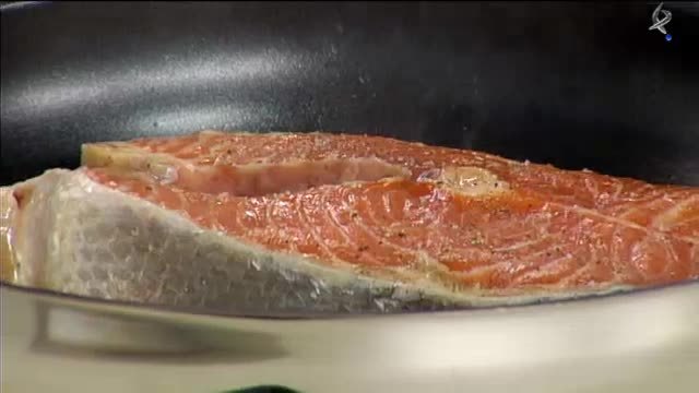 Salmón a la plancha con salsa de pimienta y ensalada de pasta