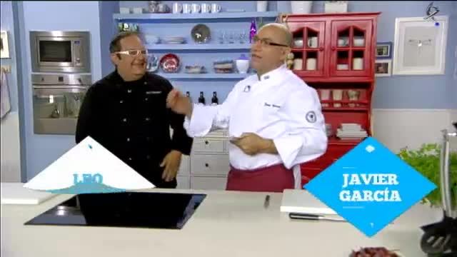 Saquito de pisto de marisco sobre sopa de pescado