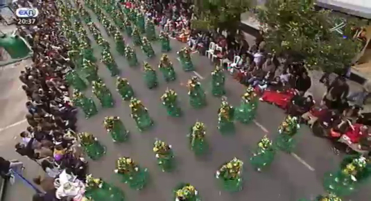 Más de 4.000 personas han llenado de ritmo y colorido las calles de Badajoz en el Desfile de Comparsas