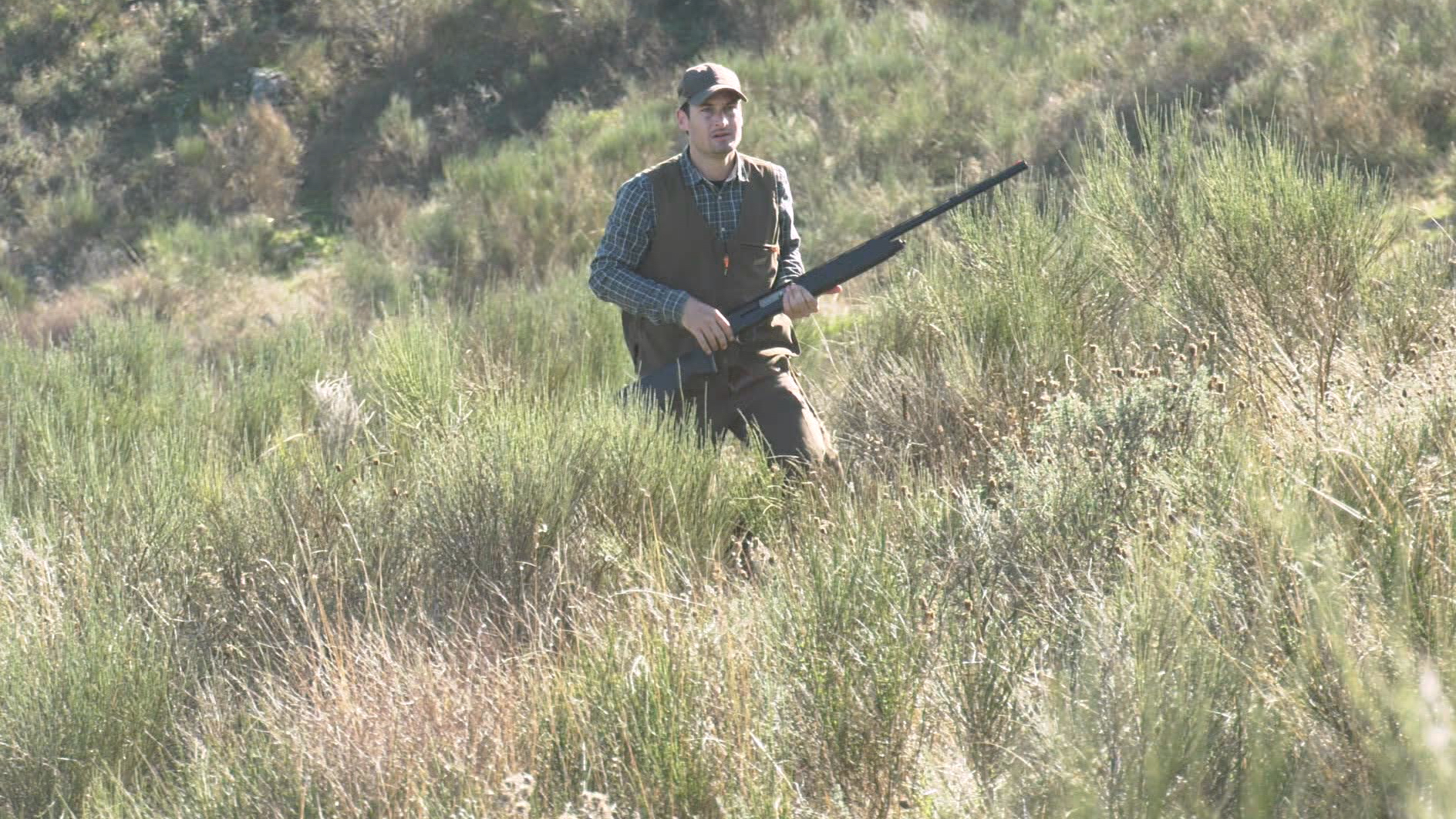 Cazando en mano la perdiz entre padres e hijos