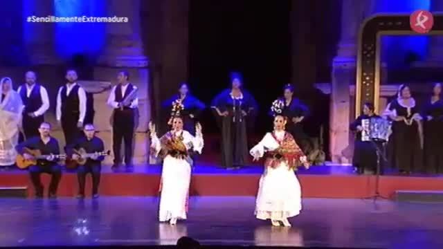 El Ballet Folklórico de Extremadura representa &quot;Aire de danza&quot;