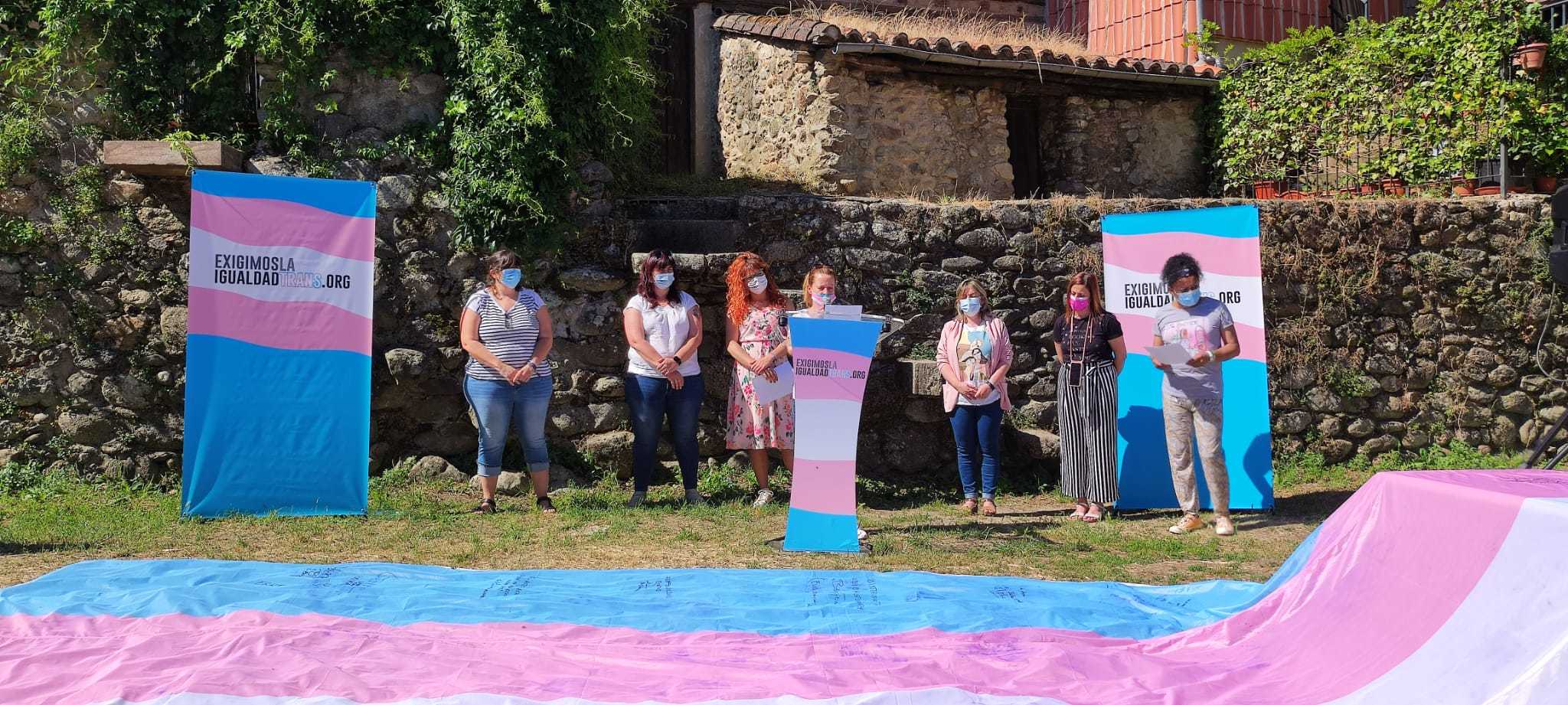 La gran bandera trans inicia en Hervás su recorrido por Extremadura