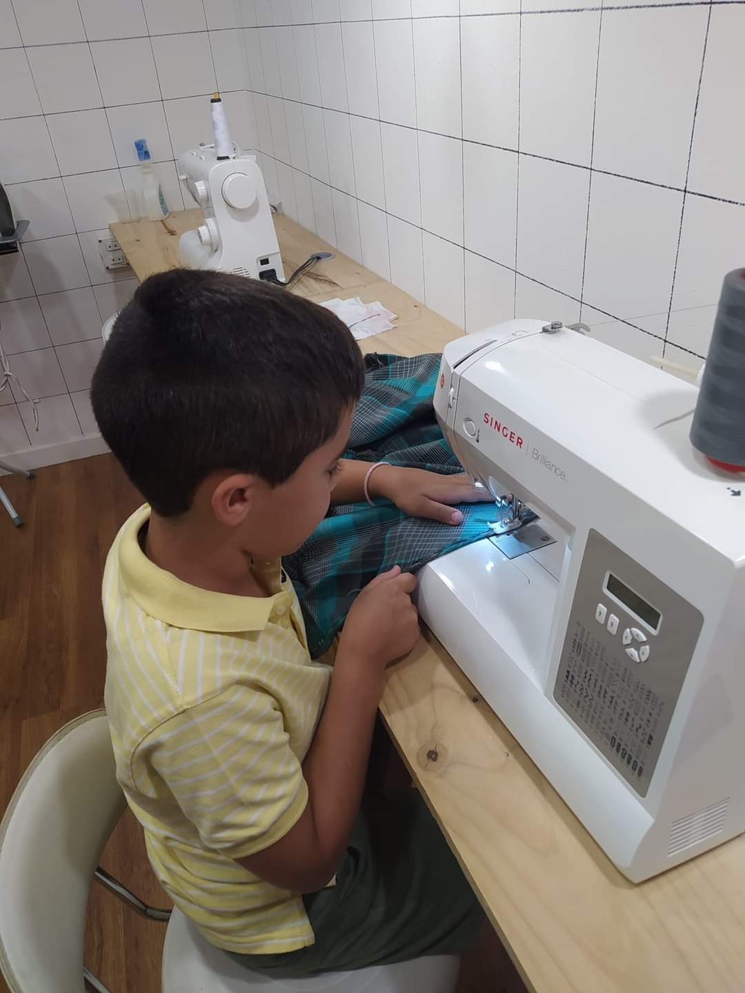 Un maestro de la costura con 8 años
