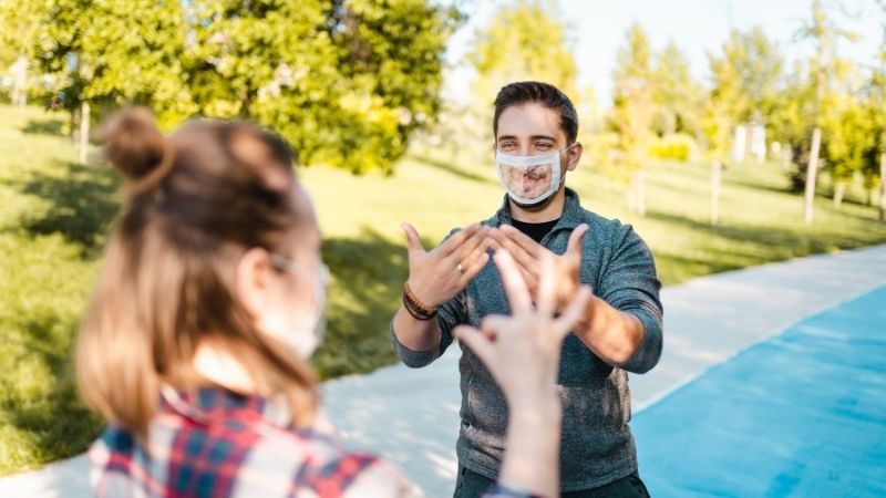 Este es el impacto de las mascarillas y las posible soluciones para las personas con discapacidad auditiva