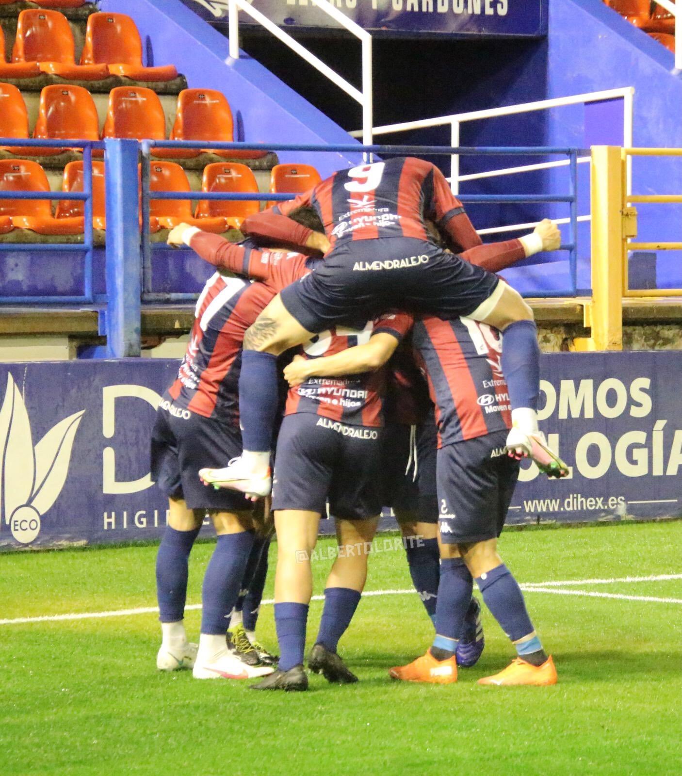 Ganar para creer: El Extremadura vence 3-1 al Villarrobledo