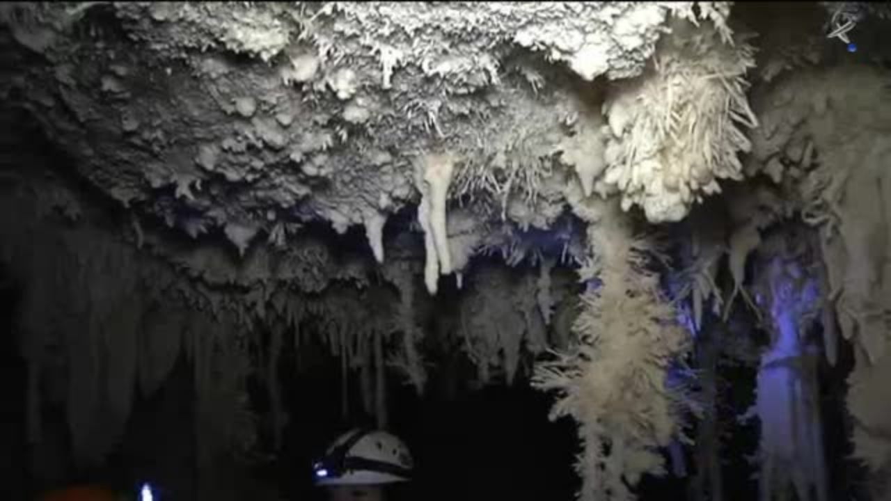 La cueva de Castañar de Ibor, Monumento Natural bajo nuestros pies