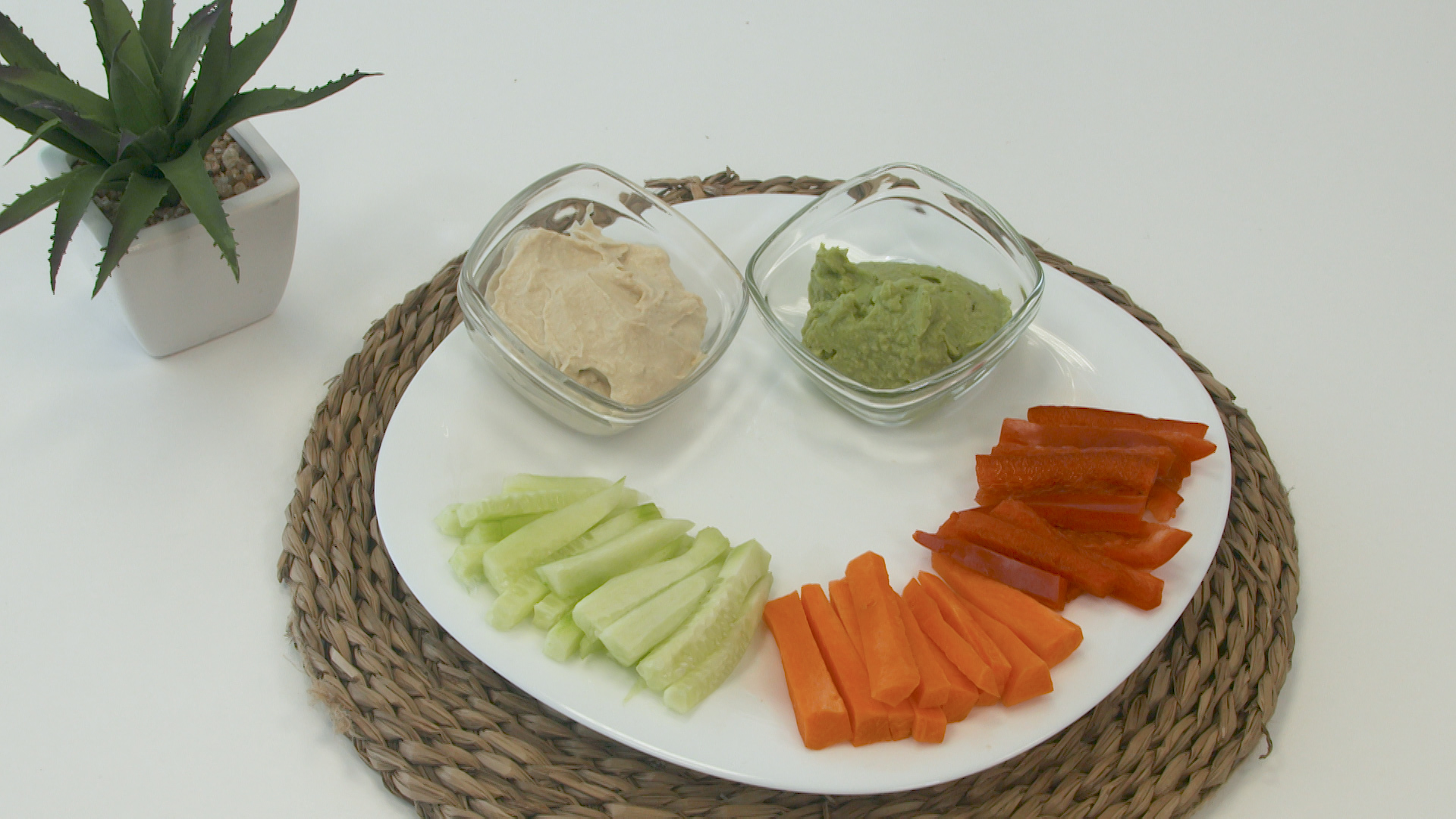 Hummus, guacamole y verduras crudas. Hoy preparamos un snack muy saludable