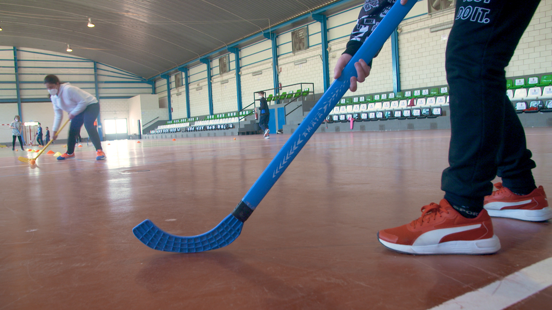 ¿Jugamos al hockey sin patines? Los chicos y chicas de Guadiana nos explican cómo.