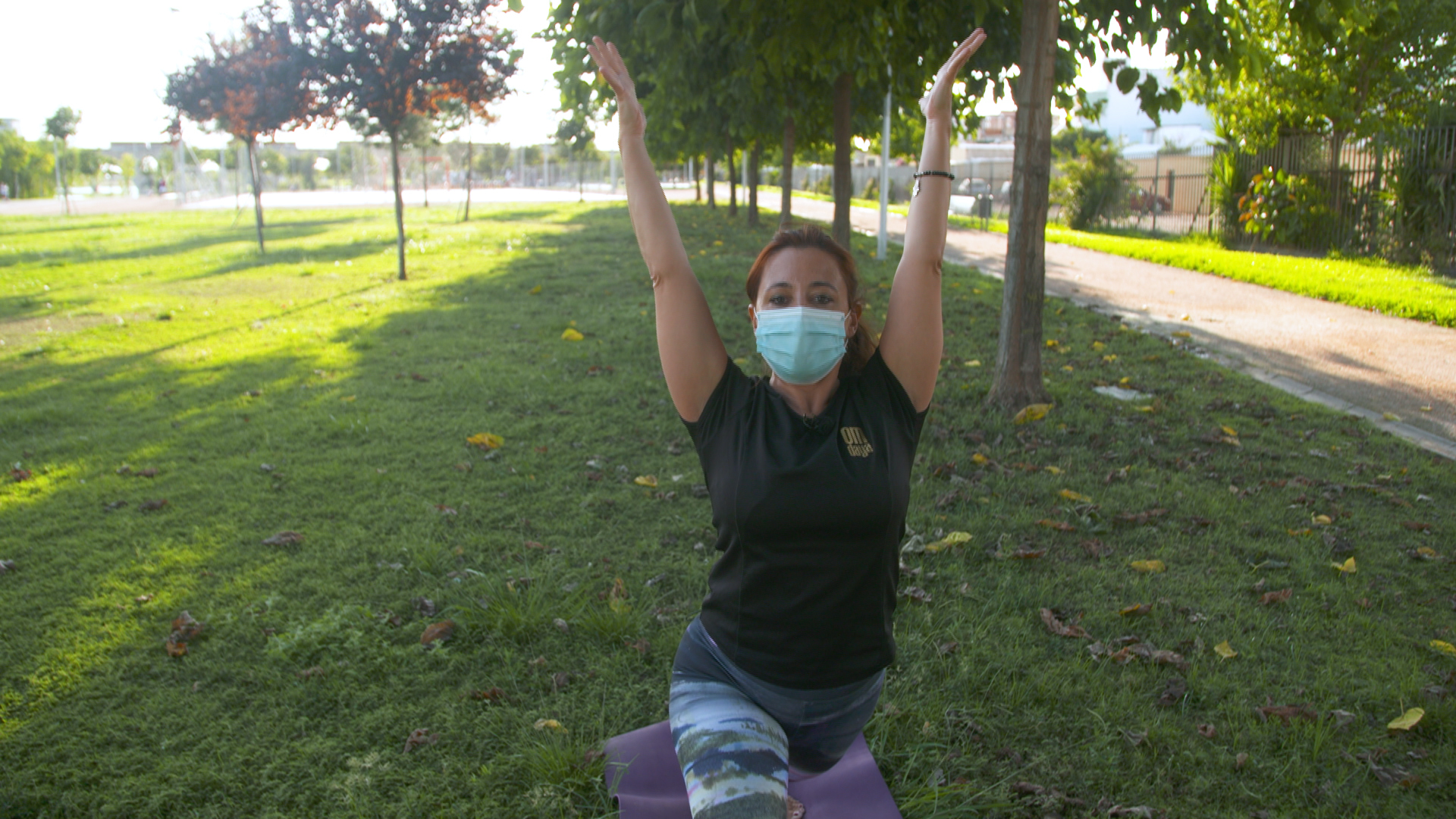 Aprendemos posturas de yoga a orillas del río Guadiana en Badajoz