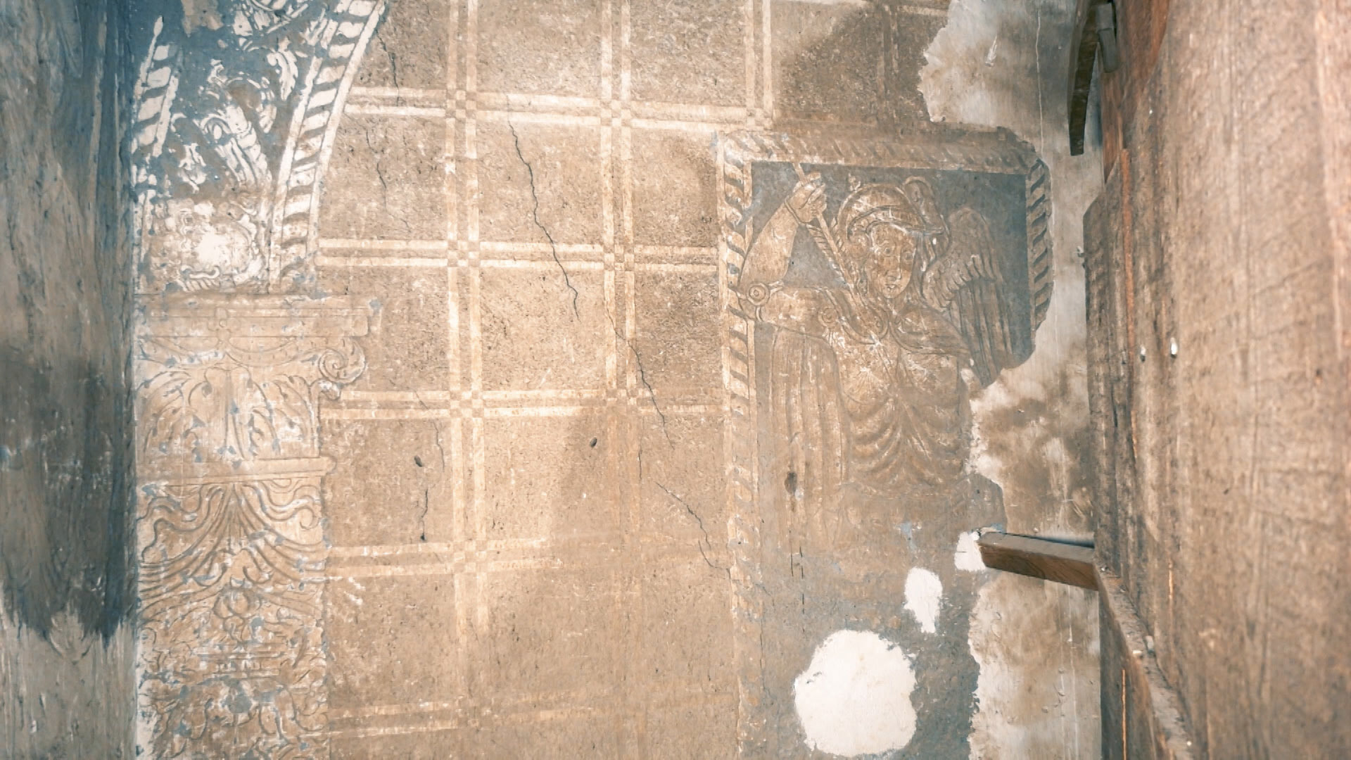 El secreto que durante siglos se ha guardado oculto tras el retablo de la iglesia de Peraleda de la Mata
