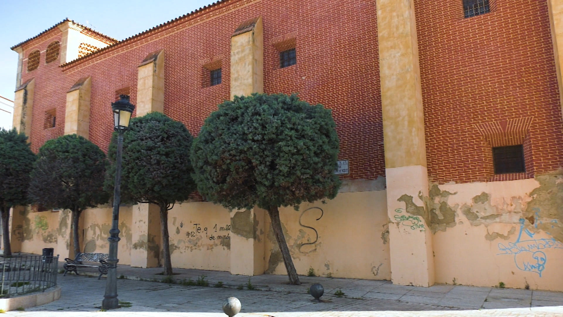 El vandalismo se ceba con la fachada del Convento Santa Clara de Montijo