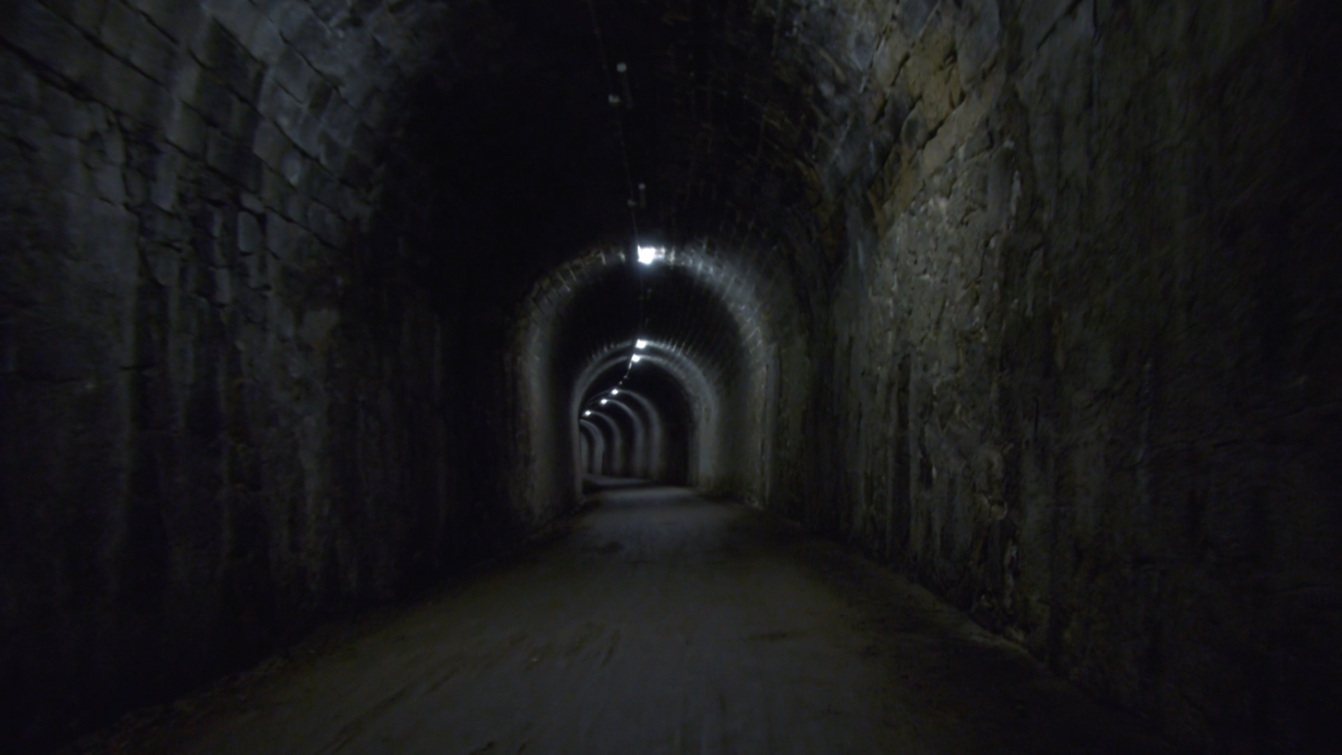 Un antiguo túnel ferroviario, el atractivo enclave bajo tierra en el Valle del Ambroz
