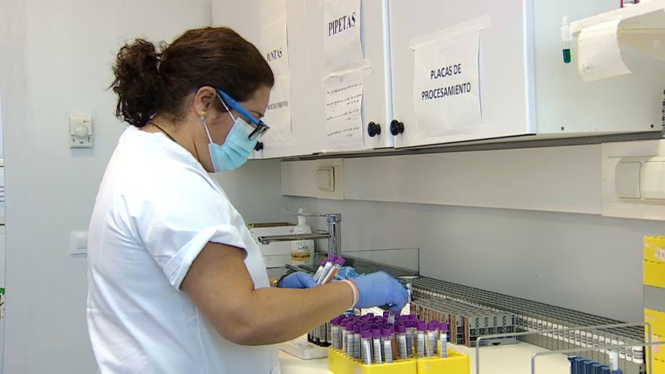 Los técnicos de laboratorio reclaman más personal para evitar retrasos en las PCR