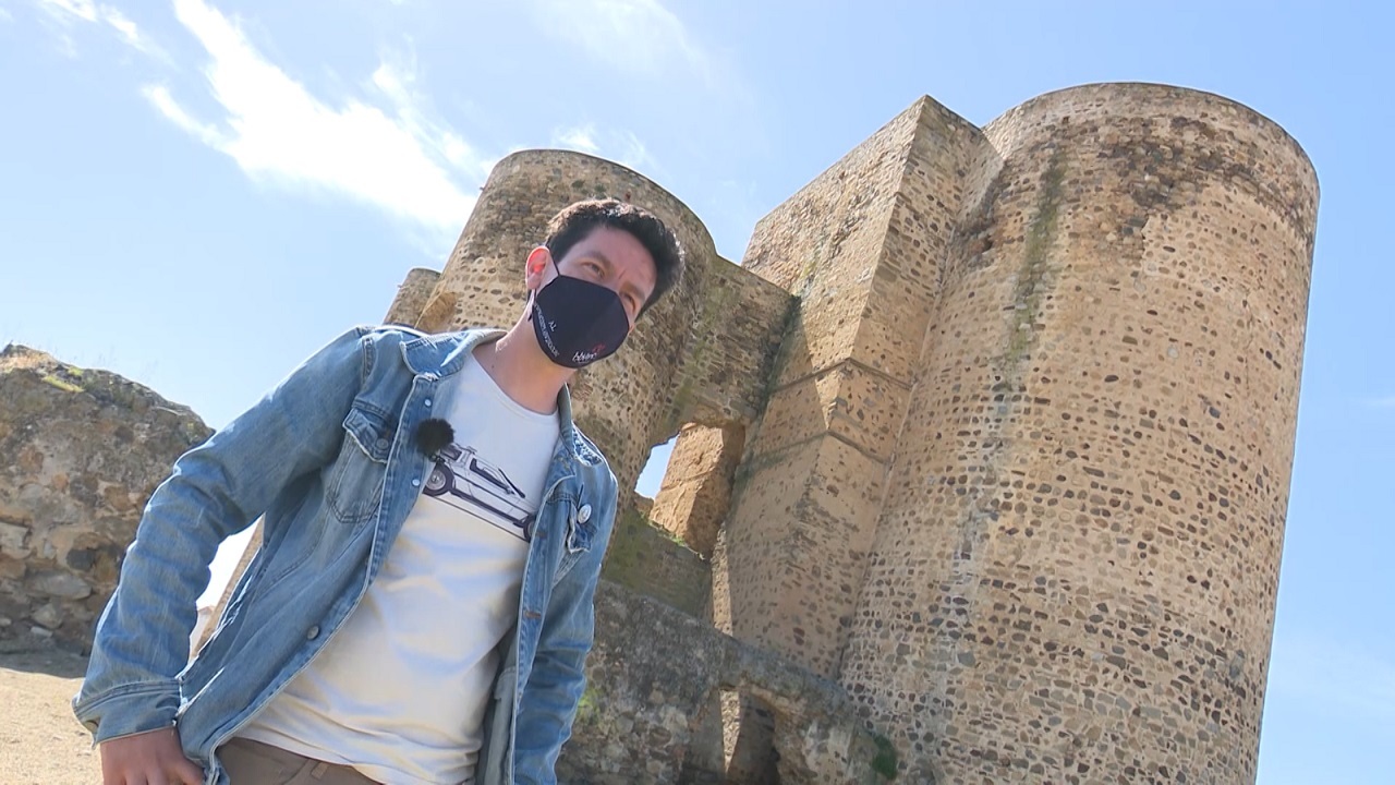 Ángel nos enseña el castillo de origen árabe de Villalba de los Barros