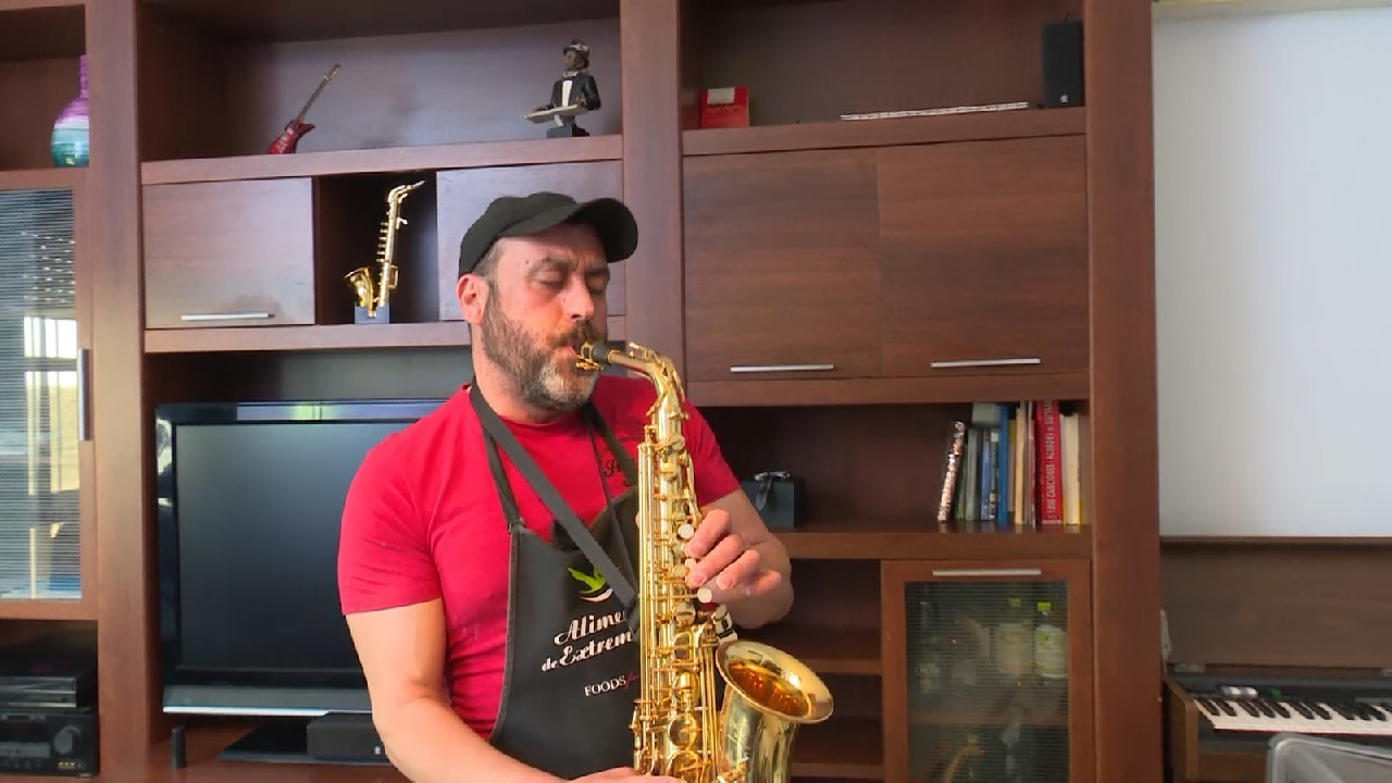 Churros con chocolate al ritmo de la música de verbena de Juanmi