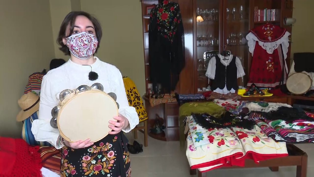 Lidia: la joven coleccionista con los trajes de folclore extremeño más peculiares