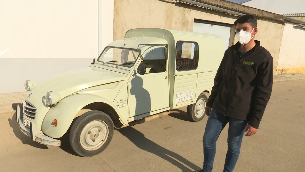 Restaura el antiguo coche de su abuelo para rendirle un original homenaje