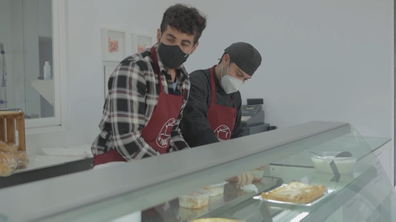 Aitor abrió 'Los Fogones' para ofrecer comida 100% casera para llevar y menús por menos de 7 euros