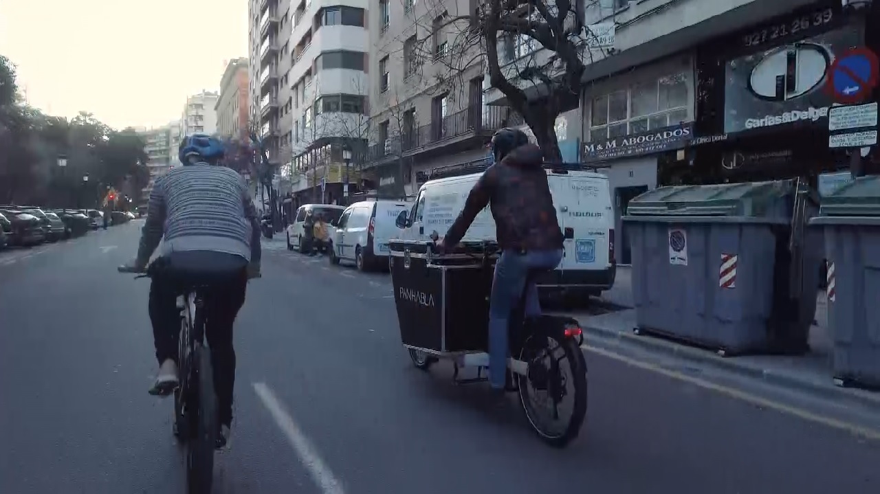 ¡Repartimos pan y bollería artesanal por Cáceres en una bicicleta eléctrica!