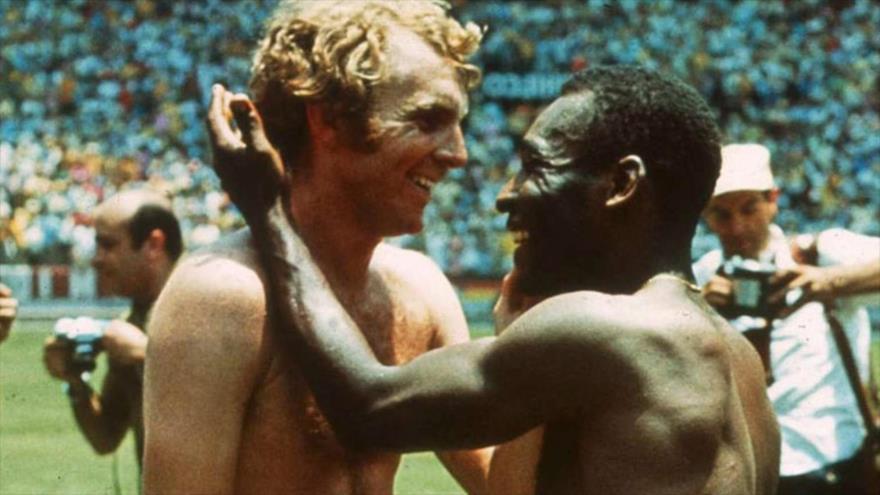 Pelé y Bobby Moore