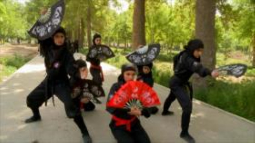 1. Las mujeres ninja en Irán 2. Cicloturistas hongkoneses 3. Aspectos de Irán: Plaza y Mezquita de Gany Ali Jan