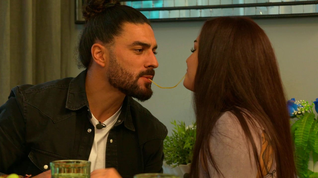 Watch Party Josué Bernal se besa con Elena en su primera cita: “Para enamorarte de una persona tienes que saber cómo besa” - Top Vídeos 24/11/2023