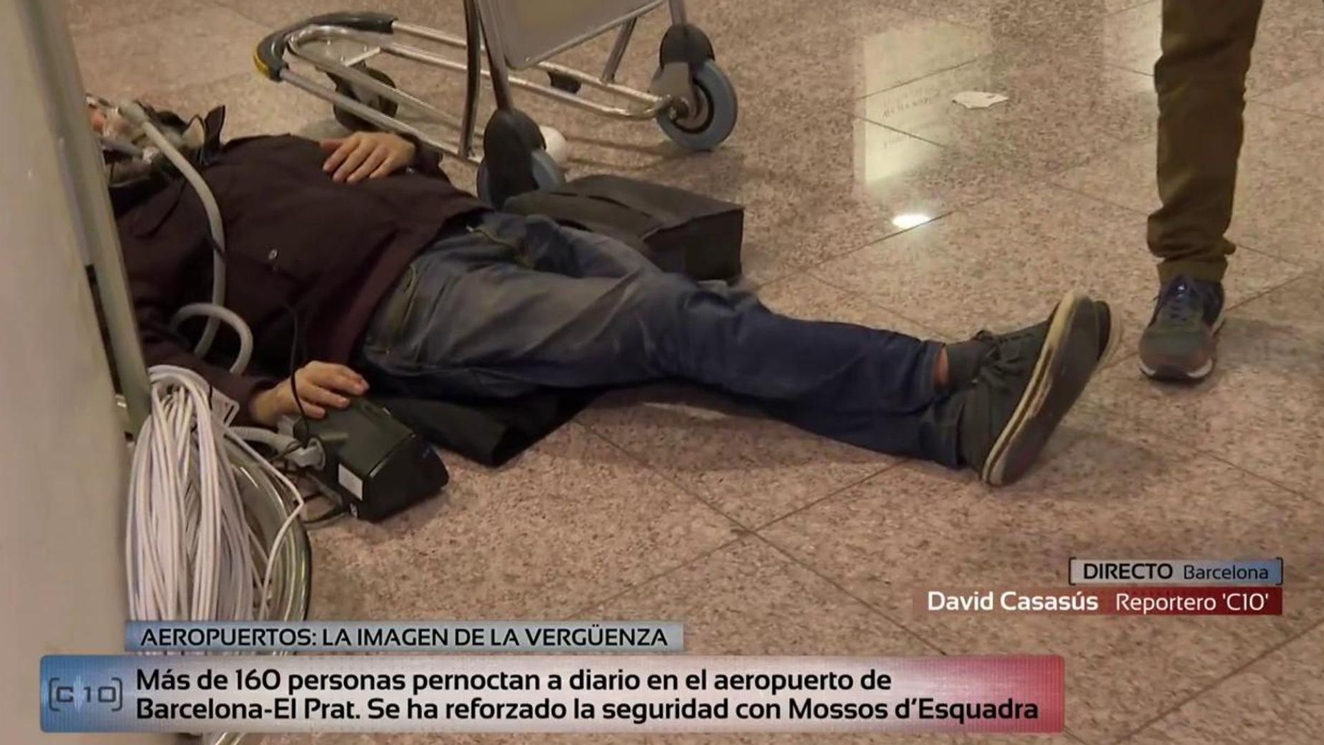 Top Vídeos La imagen de la vergüenza en el aeropuerto de El Prat: Una persona sin hogar, enchufada a una máquina por la ausencia de ayuda - Top Vídeos 13/05/2025