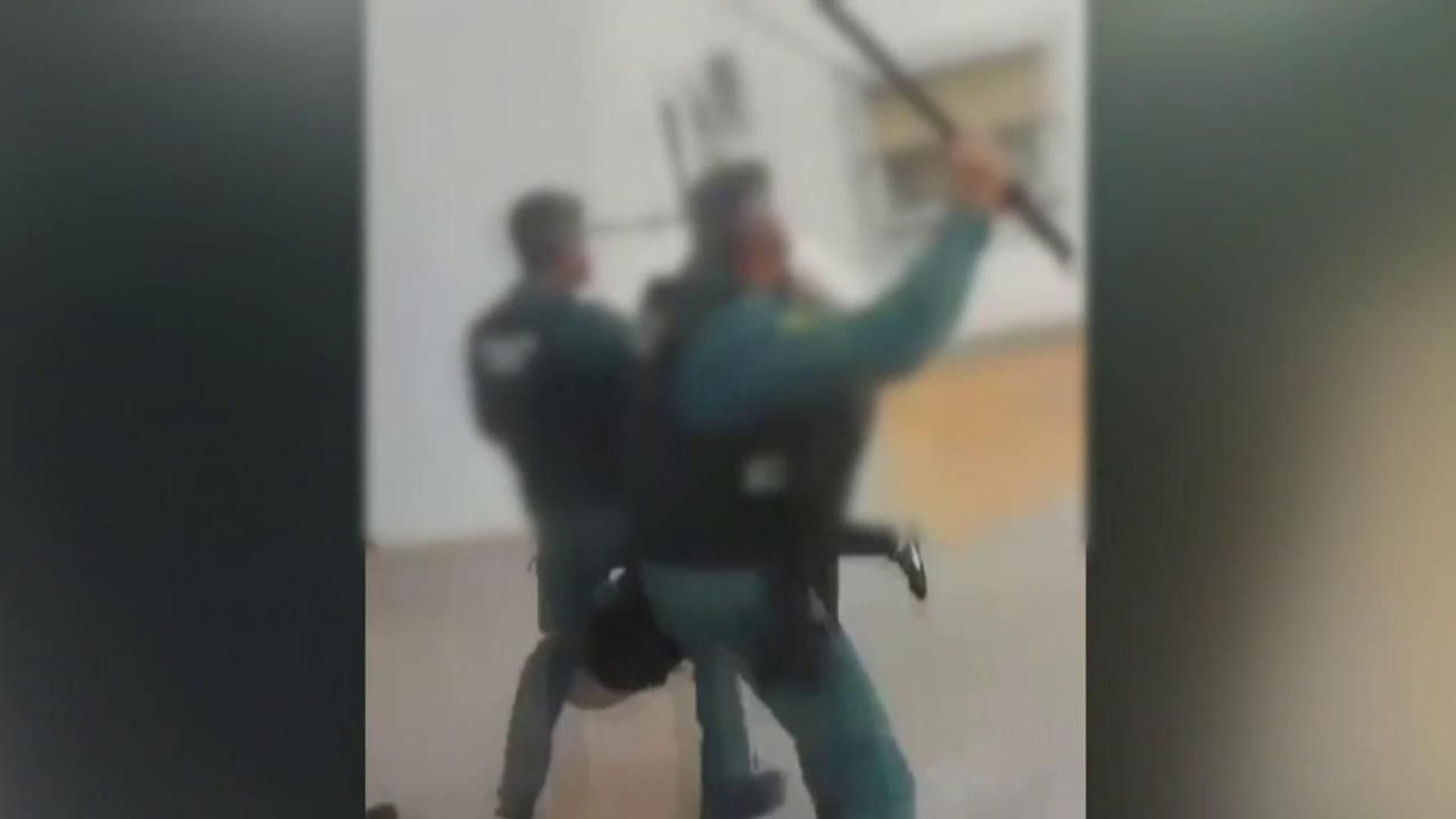 Top Vídeos Tres guardias civiles resultan heridos en un tenso desalojo en Azuaga, Badajoz - Top Vídeos 15/03/2024