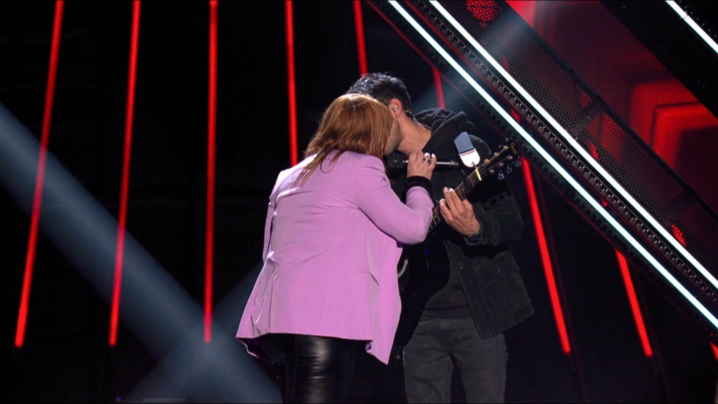 Top Vídeos Manu y May llenan de amor el plató de 'Factor X' con un apasionado beso al terminar su actuación: 