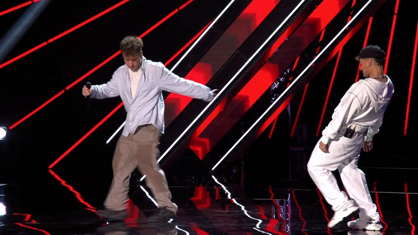 Xtra Factor Erik hace gala de su 'flow' al ritmo de Robbie Williams y acaba bailando 'Shuffle Dance' junto a su ídolo Abraham Mateo - Top Vídeos 23/04/2024