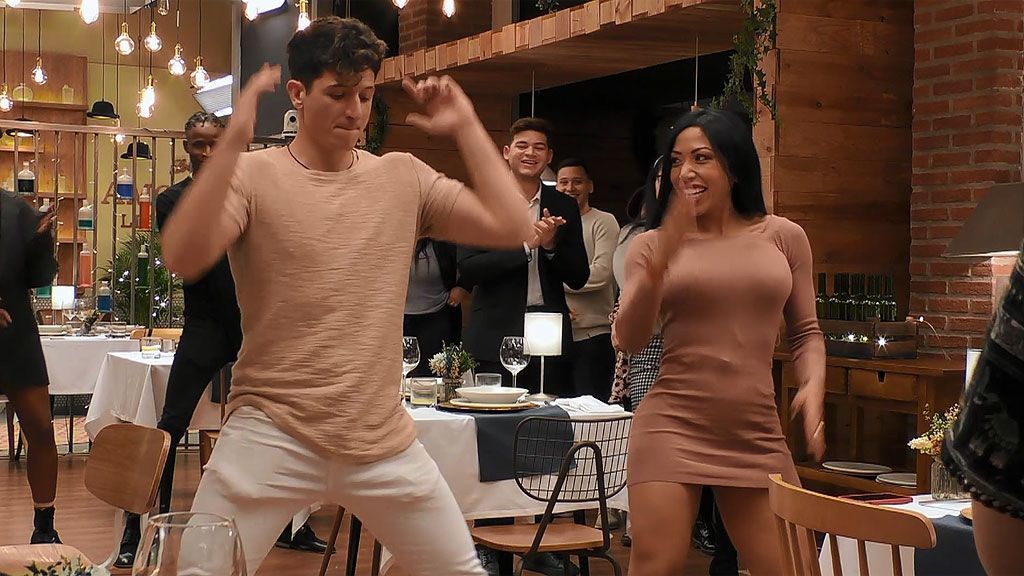 Top Vídeos El baile del ‘Aguacate y el potasio’ revoluciona ‘First Dates’: “¡Todo el mundo en pie!” - Top Vídeos 14/04/2021