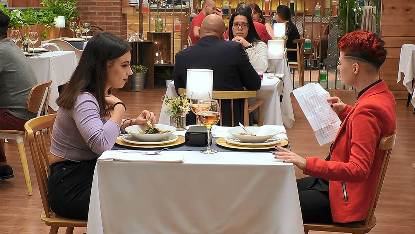 Top Vídeos Eva se somete al test del pase: “¿Le dirías a tu pareja que su caca huele mal?” - Top Vídeos 18/05/2021