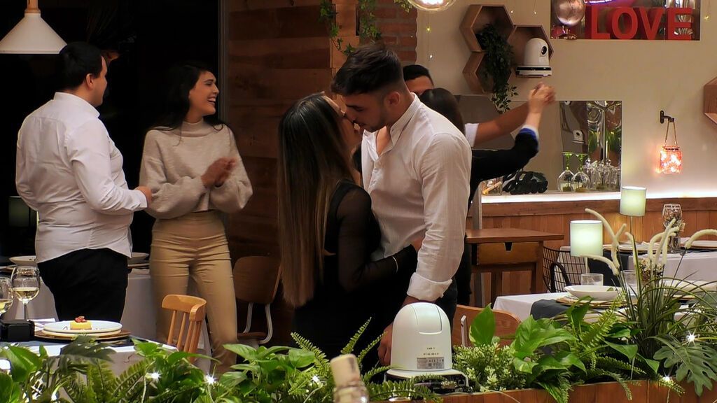 Top Vídeos Giovanni y Elisa se dan un tremendo beso con sabor a bachata - Top Videos 27/12/2021