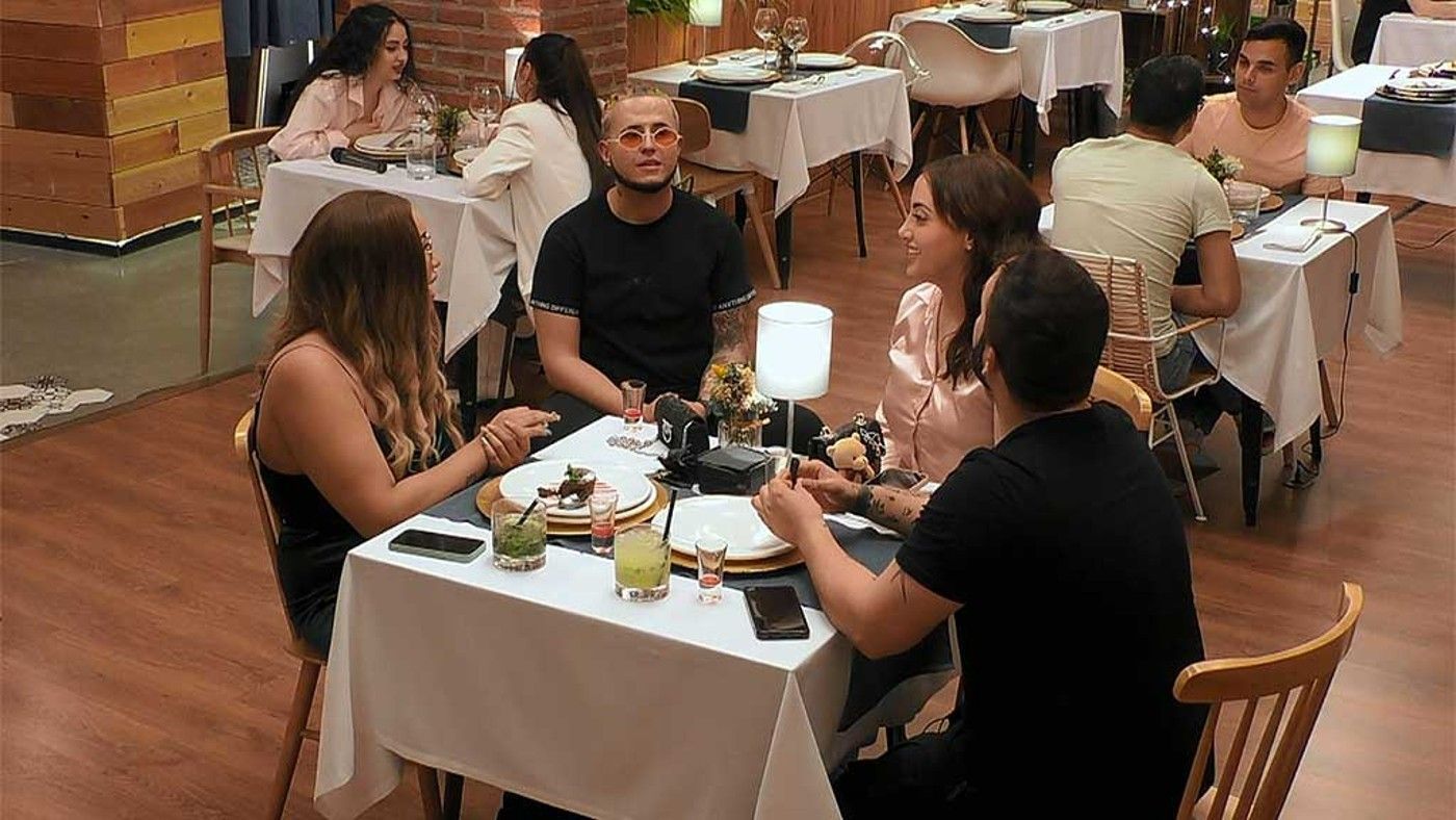 Top Vídeos Khaula y Sari intercambian su cita en ‘First Dates’: “Felices los cuatro” - Top Vídeos 10/05/2022