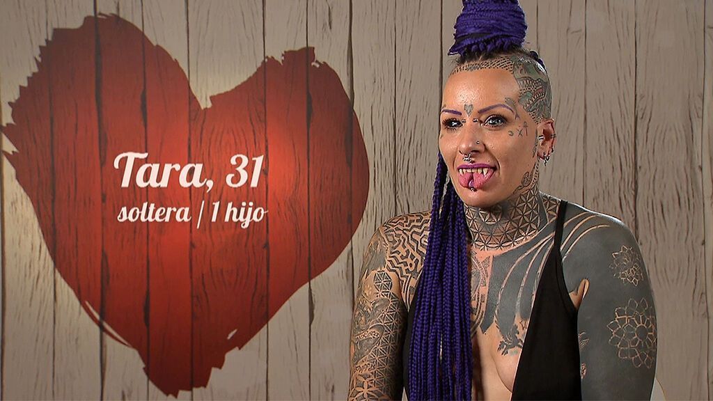 Top Vídeos Tara nos muestra sus modificaciones: lengua bífida, orejas de elfo... - Top Videos 01/11/2021