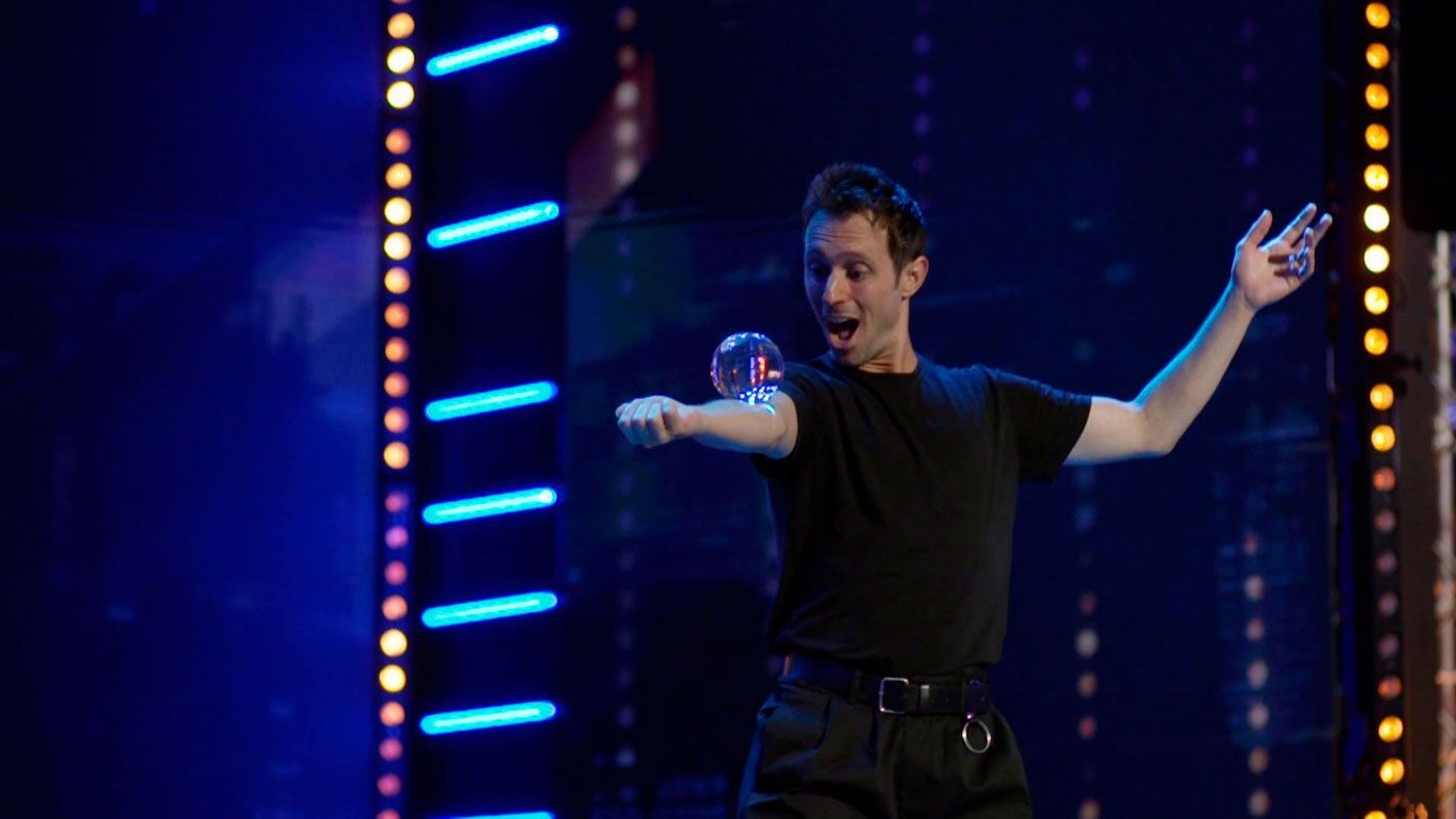 Momentazos Danelo hace magia sobre el escenario de 'Got Talent' con una bola de cristal: 