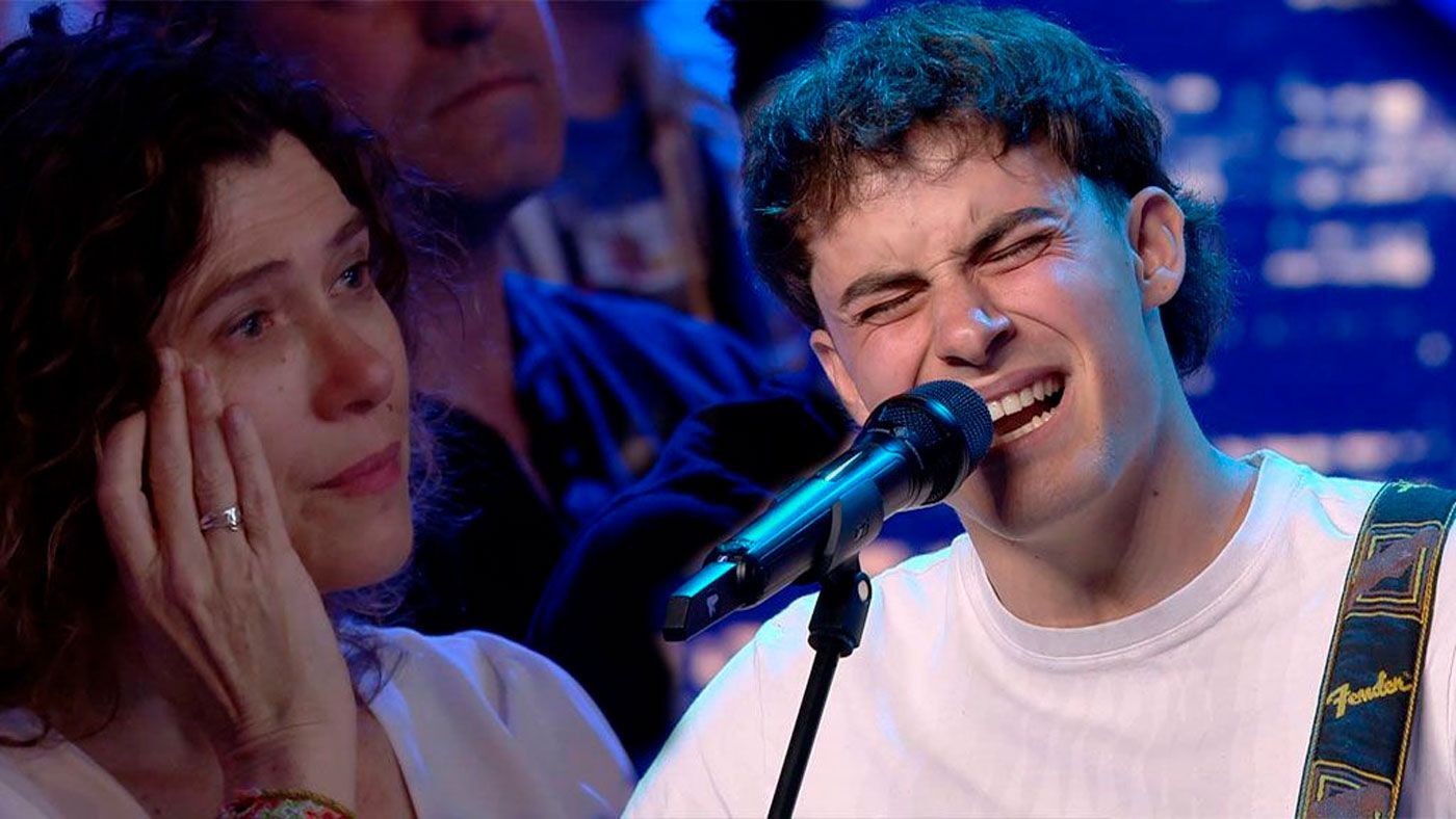 Momentazos Guille Zani sorprende y emociona a su madre, presente en el teatro, cantando una canción que habla de ella - Top Vídeos 19/10/2024