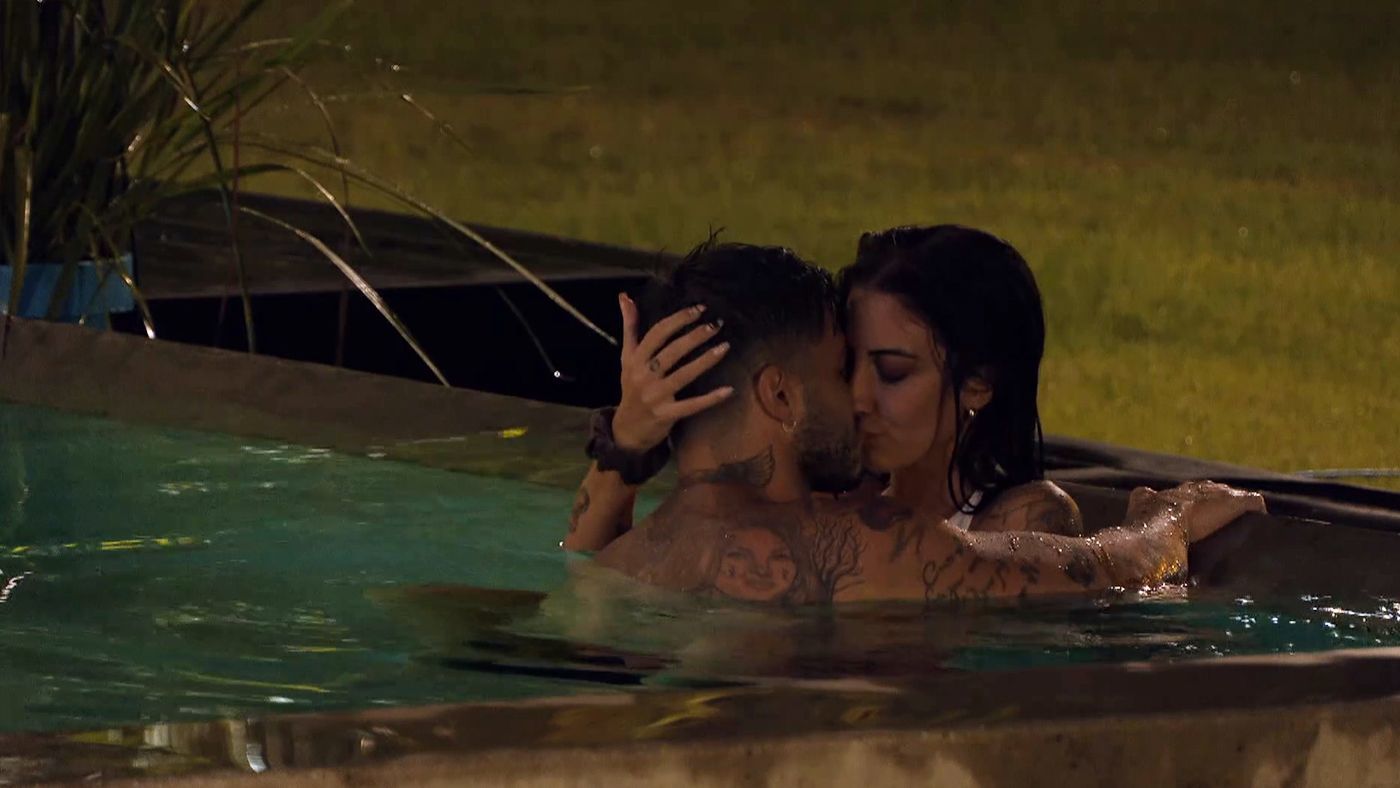 Debates Naomi y Napoli tienen sexo en la piscina y ¡delante de sus compañeros! - Top Vídeos 03/03/2023