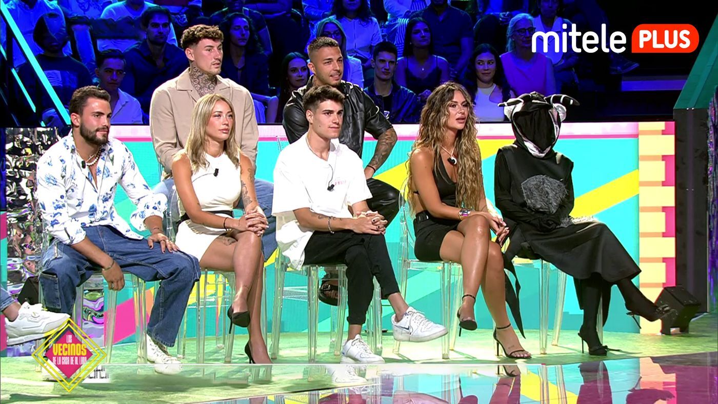 Top Vídeos Una expulsión y un recibimiento entre tonteos y moscas - Gala 15