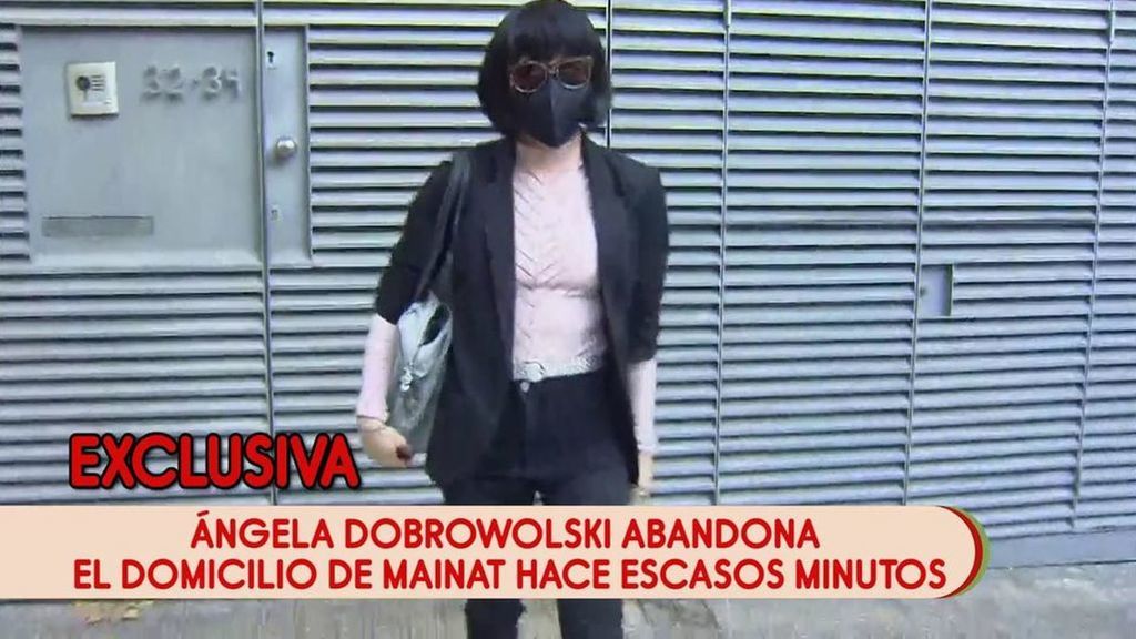 2020 Tomate 05/10/2020 - ¡Exclusiva! Una mujer abandona la casa de Mainat ocultándose tras unas gafas de sol y peluca