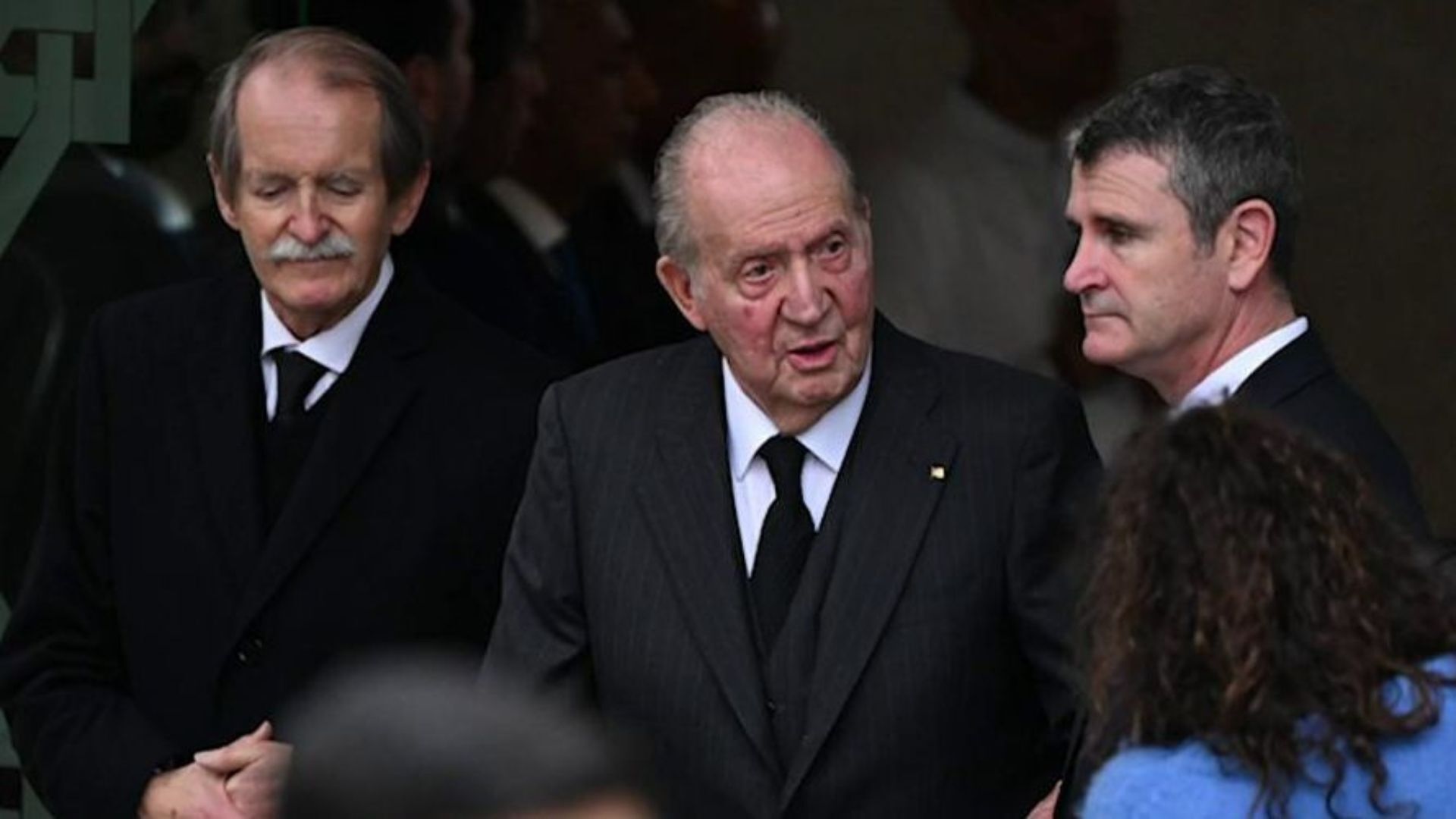 Club El rey Juan Carlos, muy emocionado en el funeral de su amigo Aga Khan IV - Top Vídeos 09/02/2025